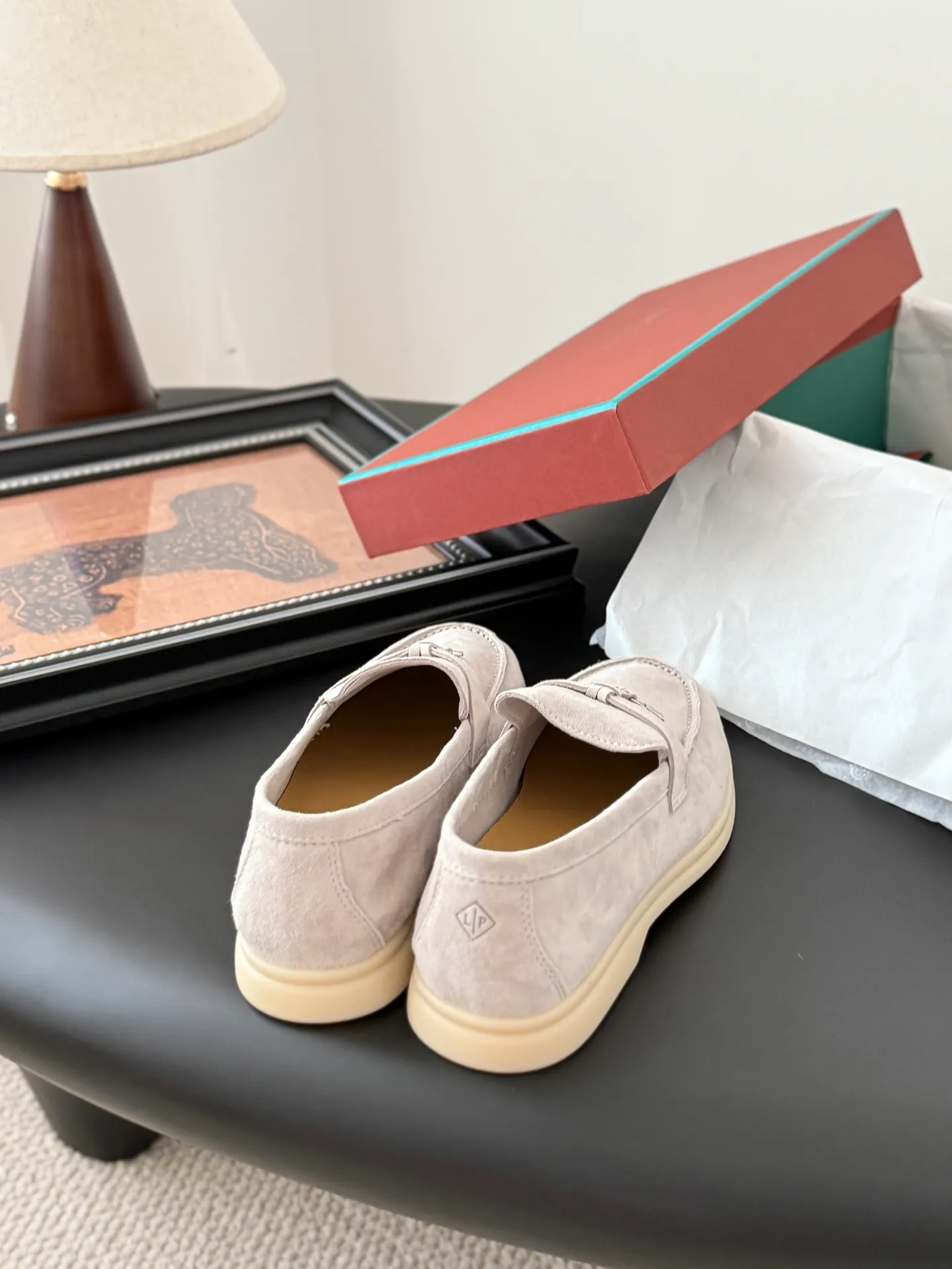 👟👟Ex-factory price 480👟👟 Top-quality double-layered genuine leather loafers. The quality is authentic. LP only sells high-end versions. Summer walk only has O pairs and countless pairs. The aesthetics and choice of shoes are also a kind of self-expression. Loro captures me with the comfort of walking on clouds. It adapts to the comfortable and relaxed state of wearing on weekdays, allowing i people to shuttle freely in relaxation and leisure. Double-layer leather on the upper, sheepskin lining Original outsole Size: 35-44